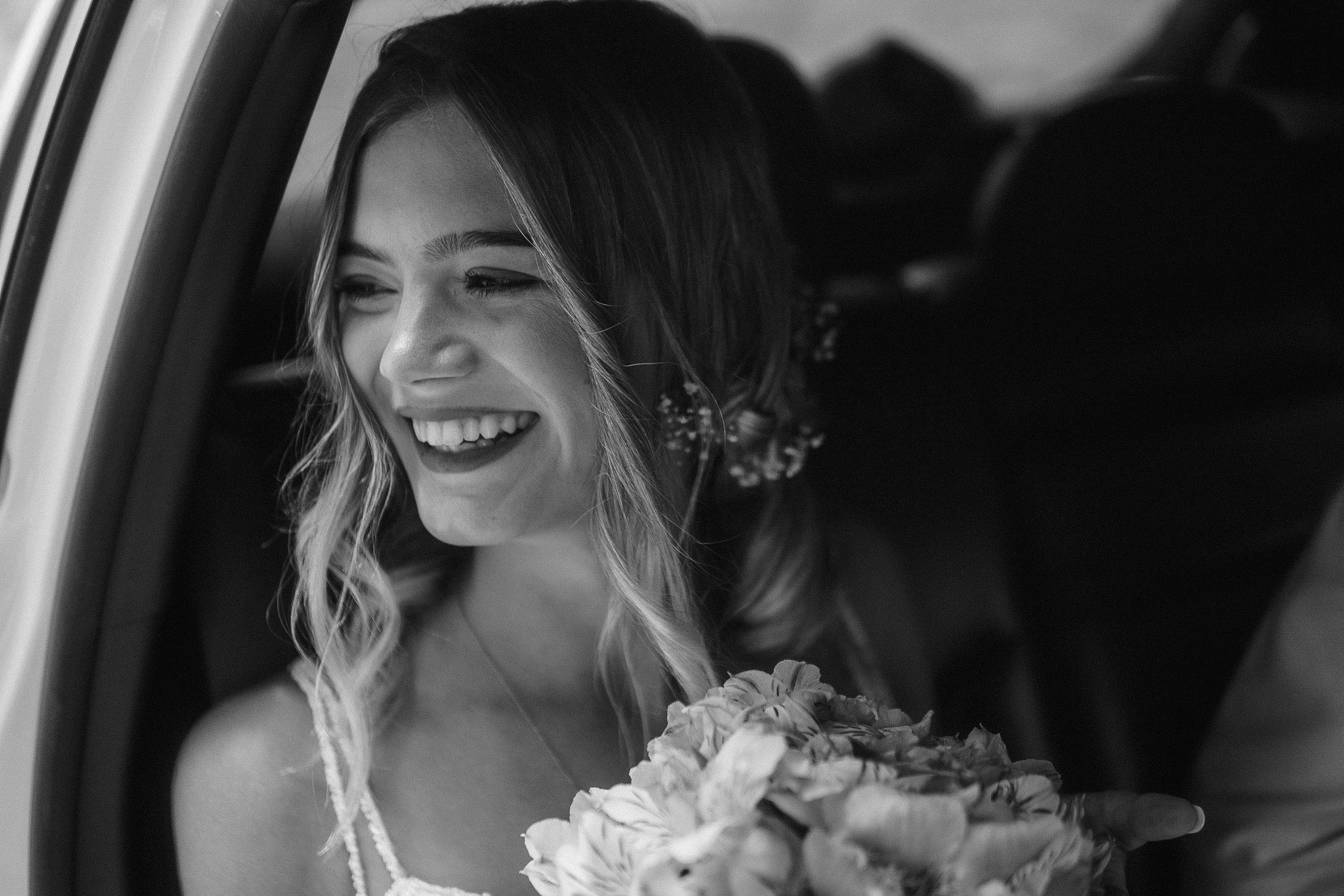 Noiva Jade no carro antes da cerimônia de casamento